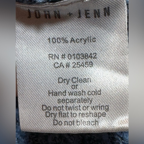 John + Jenn Soft Crewneck Sweater Small - Picture 4 of 4